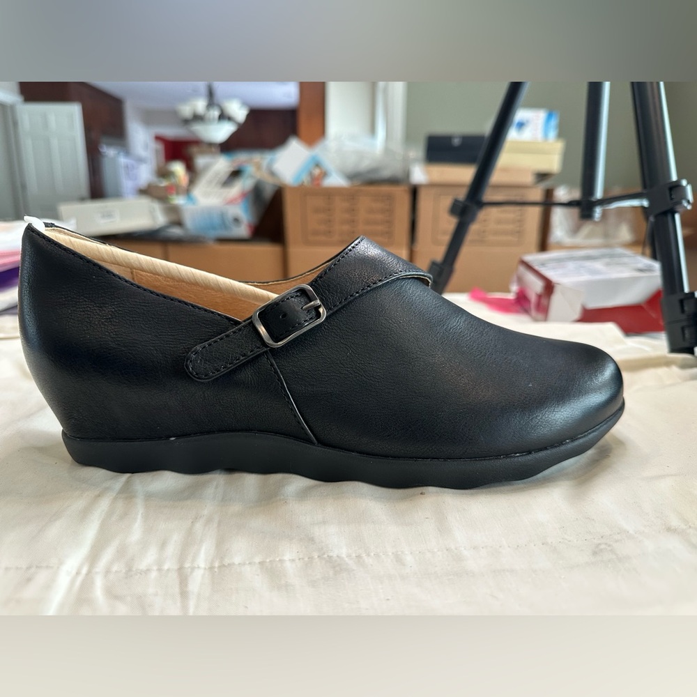 NEW Dansko Black Nubuck Leather Women's Flats, 41, Marisa